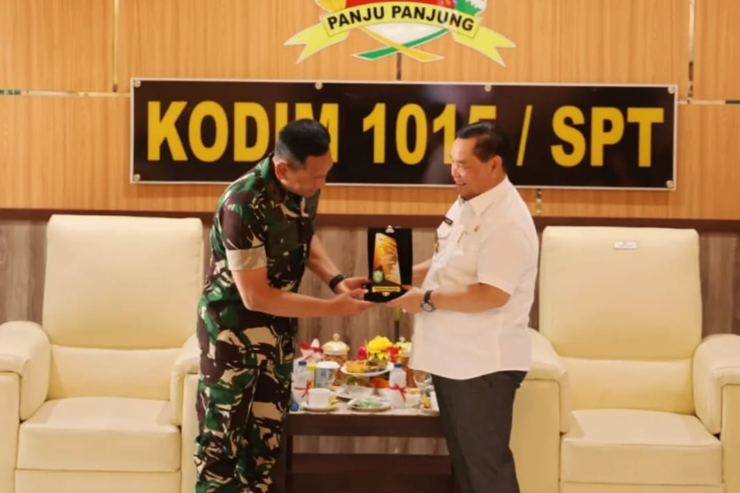 <p>Bupati Kotim, H Halikinnor saat memberikan cinderamata kepada Dandrem 102 Panju Panjung, Brigjen TNI Wimoko saat melakukan kunker, di Makodim 1015 Sampit, pada Rabu (22/1/2025). </p>