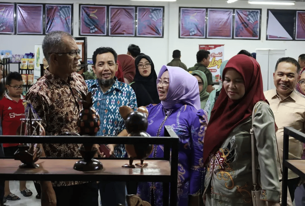 <p>Pj Sekda Kotim, Sanggul Lumban Gaol saat mengunjungi Swalayan UMKM Sampit, di Jalan Suprapto, belum lama ini. </p>