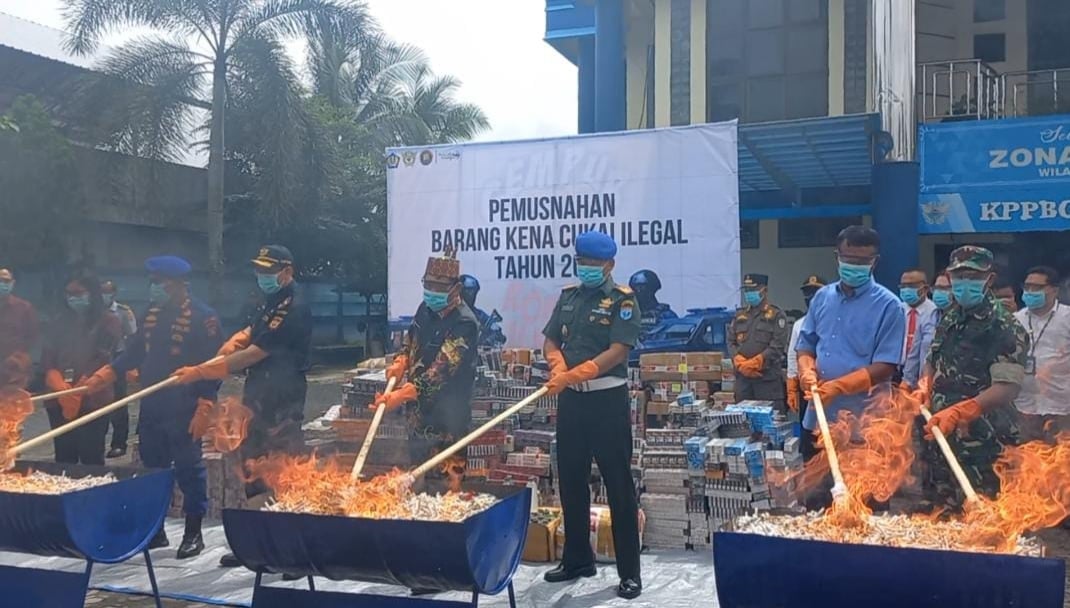 <p>KPPBC Tipe Madya Pabean C Sampit saat musnahkan ribuan rokok dan ratusan liter miras, di Halaman Kantor Bea Cukai Sampit, Kamis (27/2/2025). </p>