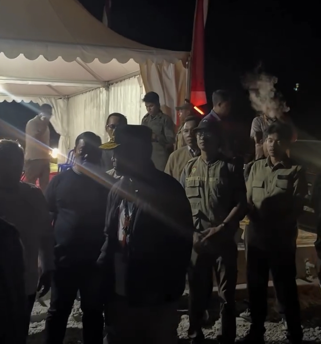<p>Bupati Kotim, Halikinnor saat mendampingi Gubernur Kalteng, Agustiar Sabran dalam meninjau progres pekerjaan peningkatan Jalan Moh Hatta atau yang lebih dikenal sebagai Jalan Lingkar Selatan, pada Rabu (4/6/2025) malam. </p>