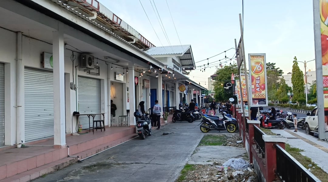 <p>Ruko yang ada di Pasar Rakyat, Jalan A Yani, Sampit, Kabupaten Kotim, Senin 11/8/2025). (Foto: Apri) </p>