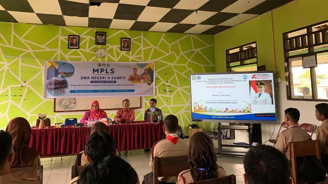 <p>Wakil Bupati Kotim, Irawati saat memberikan sosialisasi bahaya narkoba pada momentum MPLS tahun ajaran baru di SMAN 4 Sampit, pada Kamis (11/7/2025). (Foto: Ist)</p>
