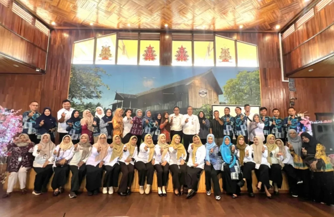 <p>DP3AP2KB Kotim saat foto bersama usai menggelar Rapat Evaluasi Program Kerja Triwulan II dirangkai dengan acara pelepasan ASN yang memasuki masa purna tugas, bertempat di RM Cita Rasa Mentaya, pada Selasa (2/7/2025). </p>
