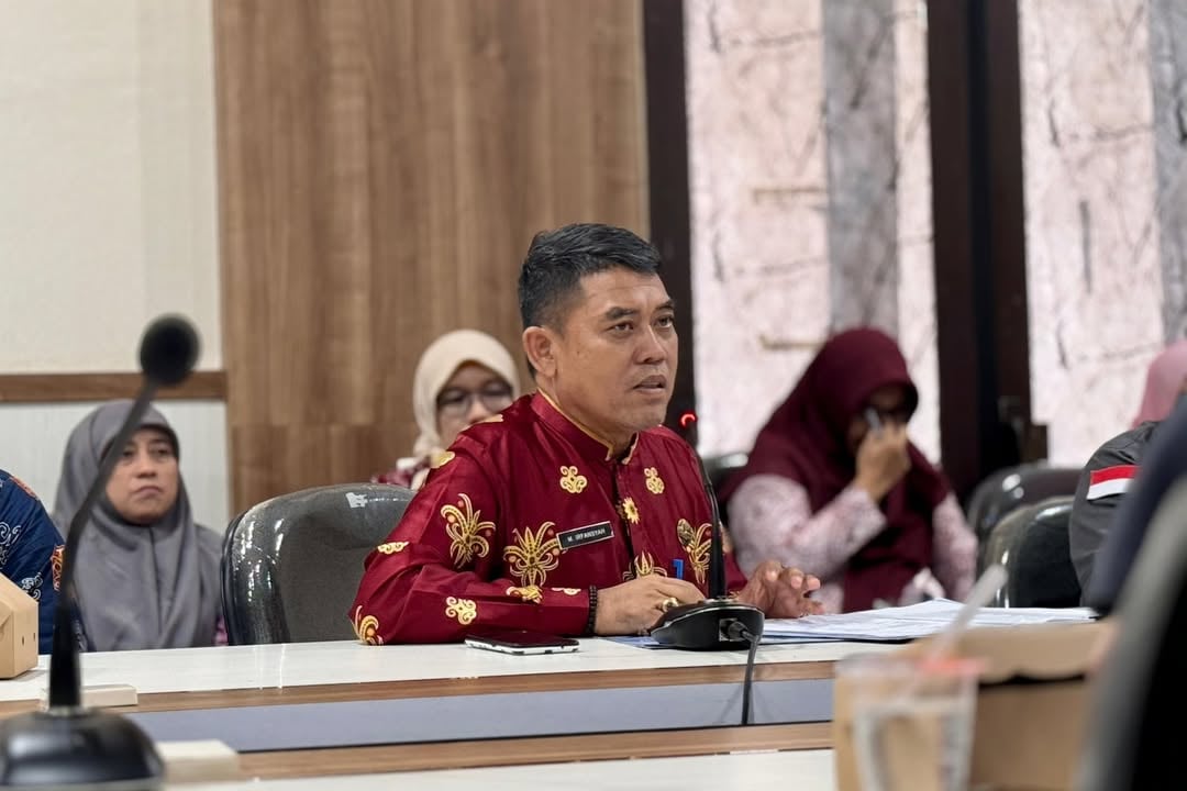 <p>Kepala Disdik Kotim, Muhammad Irfansyah saat menyampaikan data pelajar yang akan menerima program MBG. </p>