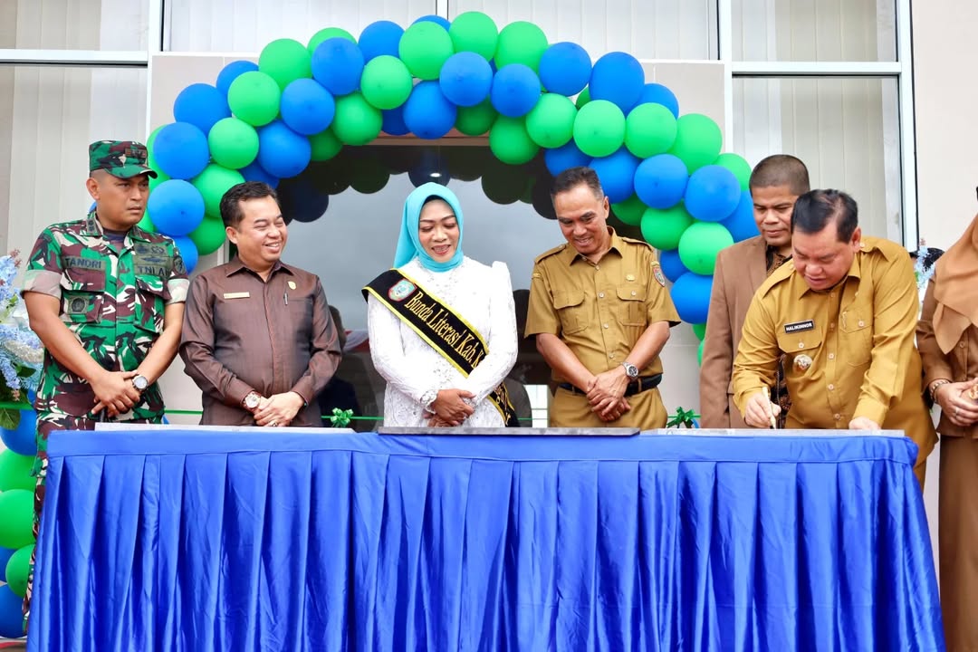 <p>Bupati Kotim, Halikinnor saat menandatangani prasasti sebagai bentuk peresmian 4 SD dari swasta menjadi negeri. </p>

