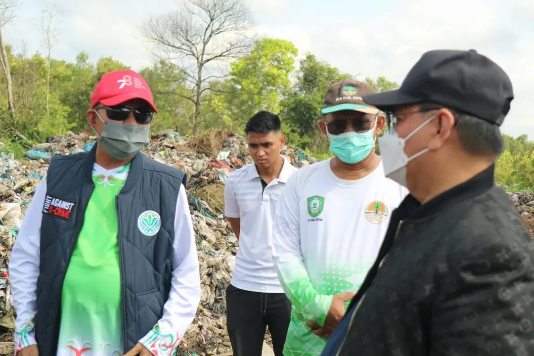 <p>Kepala DLH Kotim, Marjuki (topi merah) saat mendampingi Bupati Kotim, Halikinnor meninjau TPA Km 14 Sampit, pad Jumat (18/7/2025). (Foto: Apri) </p>