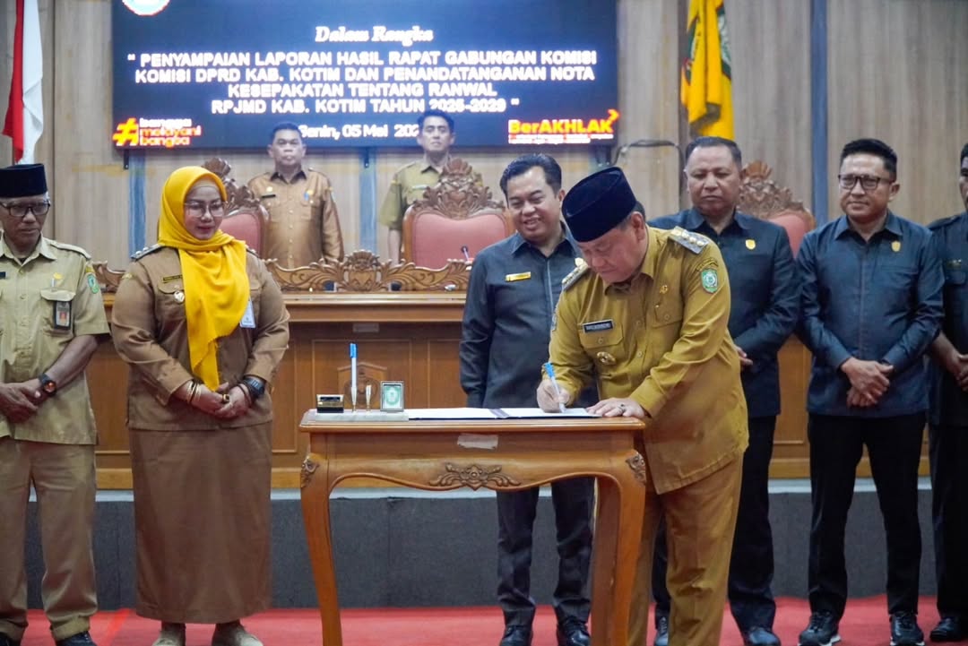 <p>Bupati Kotim, Halikinnor saat tandatangani nota kesepakatan atas rancangan awal RPJMD Kotim Tahun 2025-2029, di Ruang Rapat Paripurna, Selasa (6/5/2025).</p>