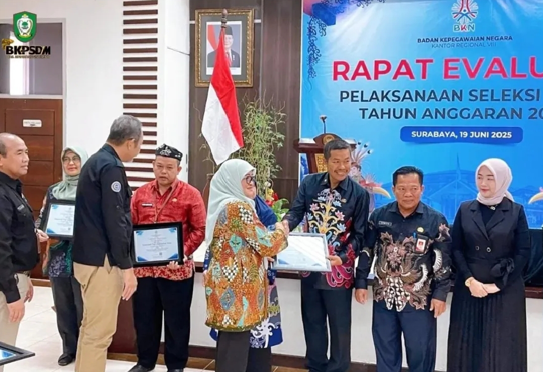 <p>Kepala BPSDM Kotim, Kamaruddin Makkalepu saat menerima dua penghargaan atas kinerja di bidang kepegawaian, di Surabaya, pada Kamis (19/6/2025). </p>