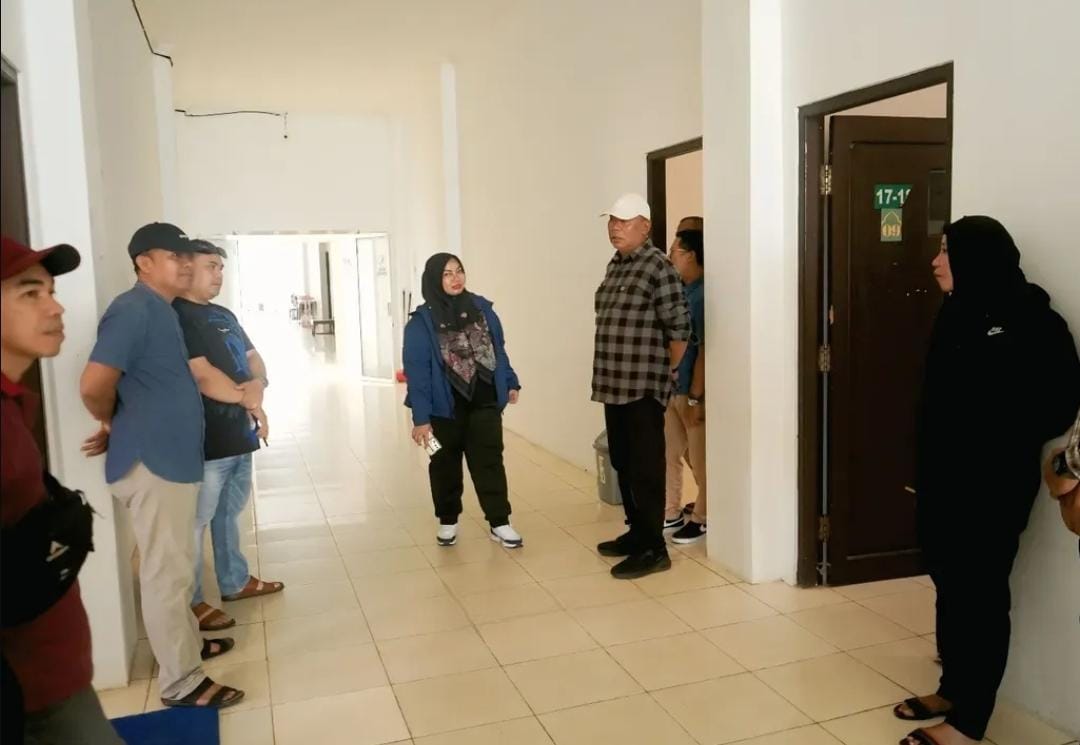 <p>Wabup Kotim, Irawati saat meninjau bangunan Islamic Center untuk Sekolah Rakyat, belum lama ini. </p>