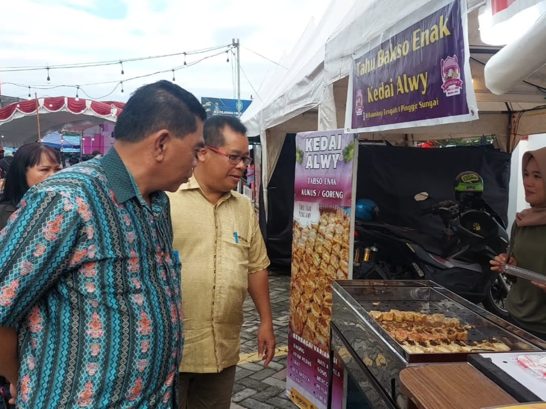 <p>Asisten I Setda Kotim, Rihel didampingi Kepala DPMPTSP Kotim, Diana Setiawan saat mengunjungi stan kuliner pada Semarak HUT MPP Habaring Hurung Ke-2 dan HUT Kotim Ke-72, di Halaman Gedung MPP, Sabtu (1/2/2025). </p>