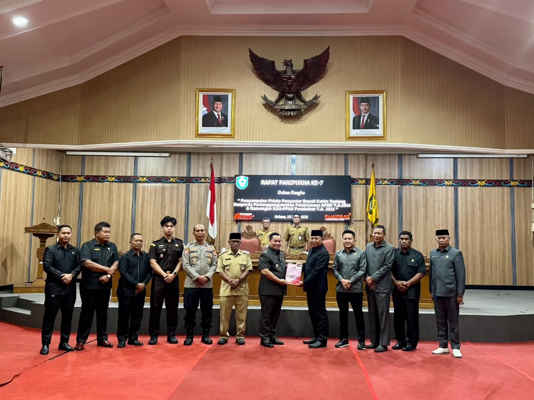 <p>Bupati Kotim, Halikinnor saat menyerahkan pertanggungjawaban pelaksanaan anggaran dan pendapatan daerah tahun anggaran 2024 dan perubahan KUA dan PPAS tahun anggaran 2025 ke DPRD Kotim, Selasa (10/6/2025). </p>