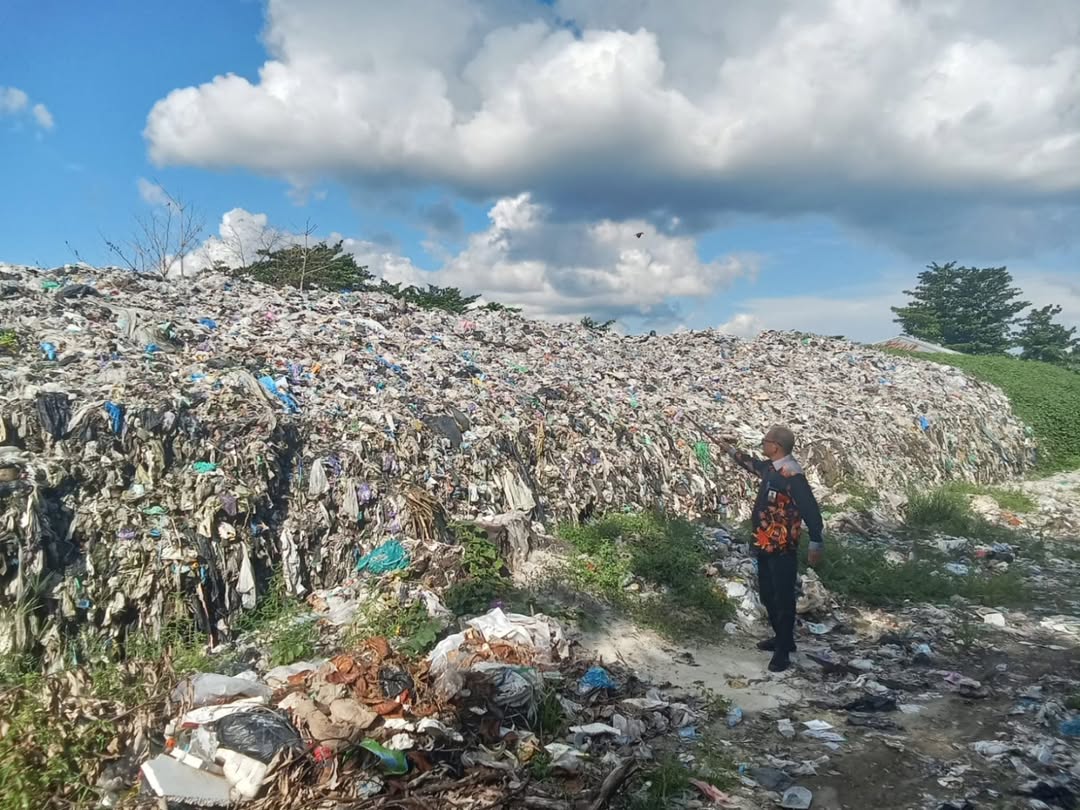 <p>Kepala DLH Kotim, Marjuki saat memperlihatkan tumpukan sampah yang ada di TPA Sampit Km 14, beberapa waktu lalu. </p>
