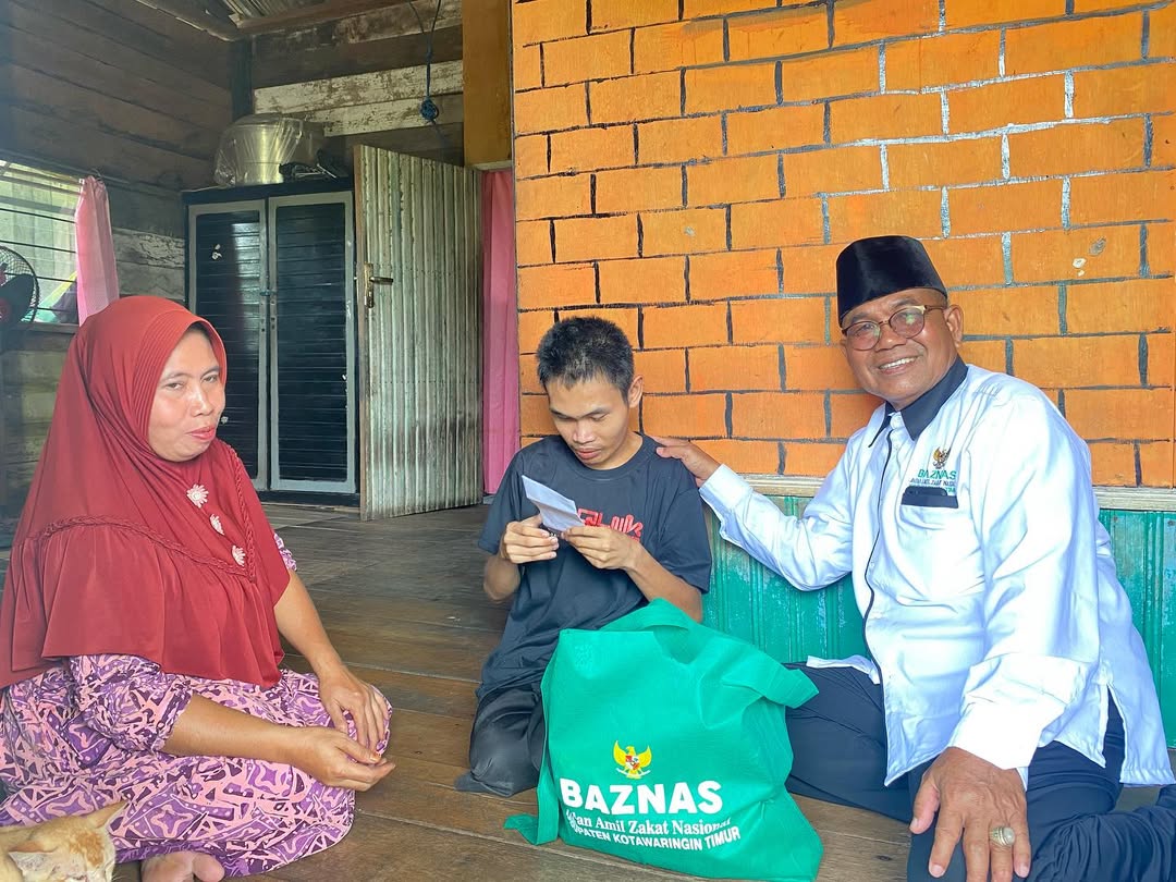 <p>Baznas Kotim saat menyalurkan paket bantuan dan uang tunai kepada salah satu anak penyandang disabilitas, pada Minggu (6/7/2025). (Foto : Apri)</p>