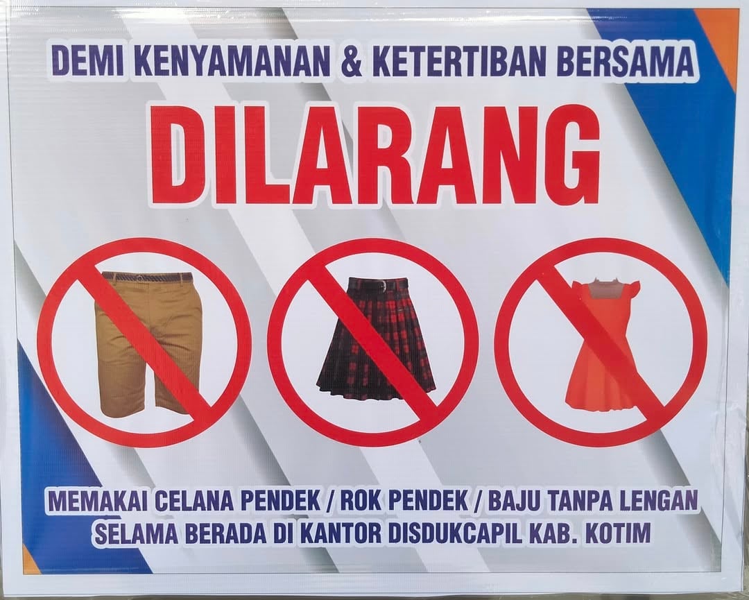 <p>Poster larangan mengenakan celana pendek, rok pendek, atau baju tanpa lengan saat berada di lingkungan kantor Disdukcapil Kotim, Jumat (1/8/2025). (Foto: Ist) </p>
