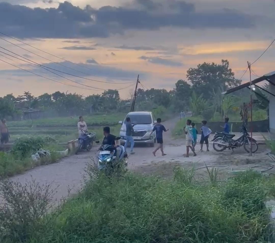 <p>Anak-anak hingga orang dewasa bermain layangan di tengah gang di MB Ketapang, mobil kesulitan melintas, Jumat (25/7/2025). (Foto: Apri) </p>
