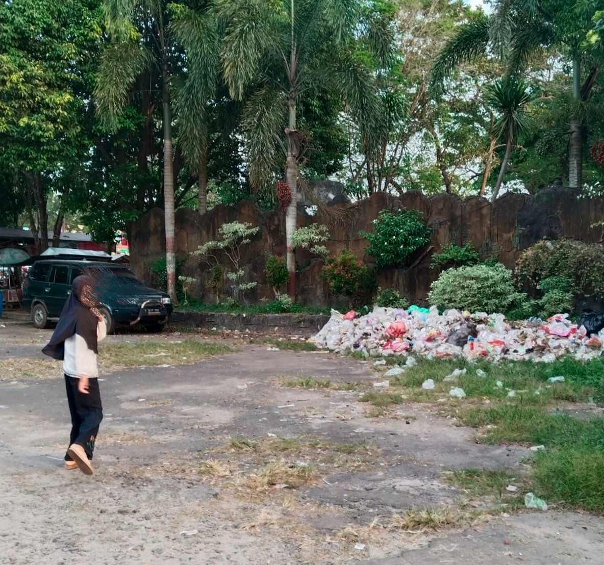<p>Terlihat sampah yang menumpuk di sudut area tempat olahraga Stadion 29 November, Jumat (11/7/2025). (Foto: Adi) </p>

