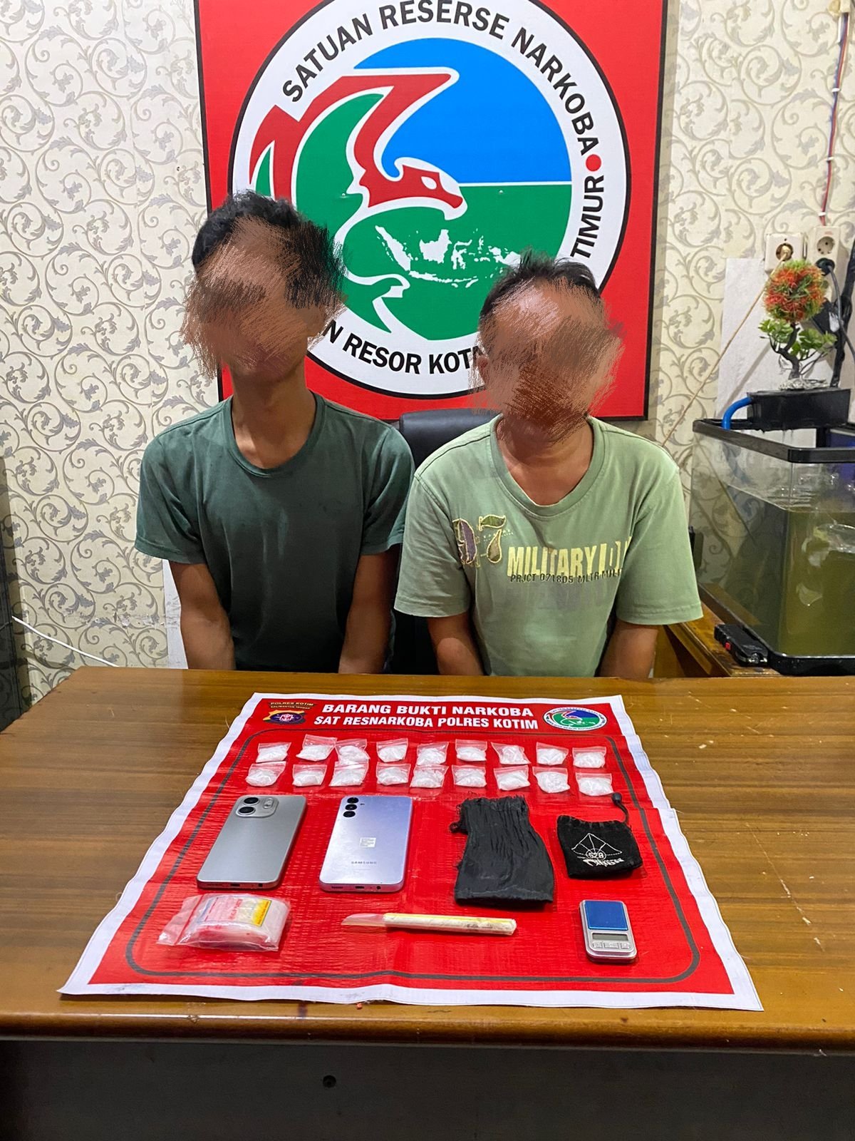 <p>Dua tersangka Narkotika saat diamankan oleh Satreskoba Polres Kotim. </p>