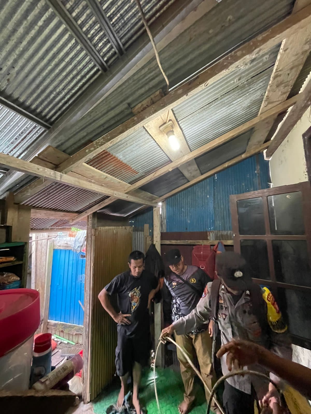 <p>Aparat kepolisian saat mengamankan barang bukti kabel bekas korban bunuh diri. (Foto : Ist)</p>

