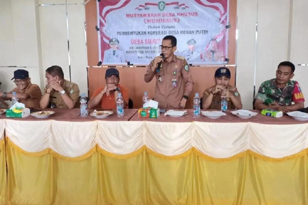 <p>Camat Cempaga Hulu, Gusti Mukafi, saat membuka musyawarah desa terkait pembentukan koperasi merah putih. </p>
