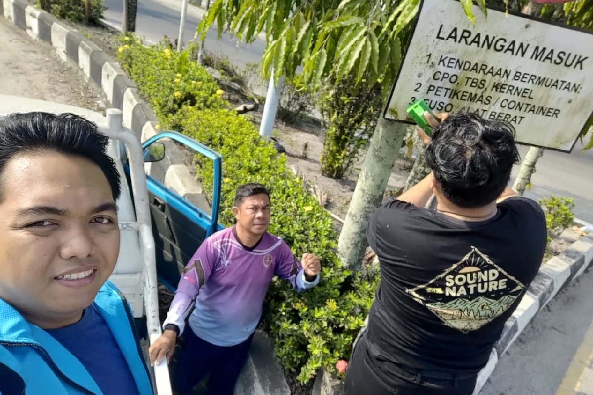 <p>Demi keselamatan pengendalian, petugas melakukan perawatan rambu lalu lintas, Senin (4/8/2025). (Foto : Andri)</p>

