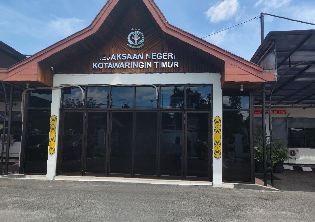 <p>Kejaksaan Negeri Kotim resmi tahan tiga mantan perangkat Desa Parit, Kecamatan Cempaga Hulu. (Foto: Apri) </p>