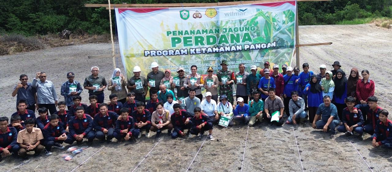 <p>Foto: Nampak Polsek Mentaya Hulu bersama Kelompok Tani Pahari Sejahtera melaksanakan penanaman jagung perdana di Desa Tangar, Kecamatan Mentaya Hulu</p>
