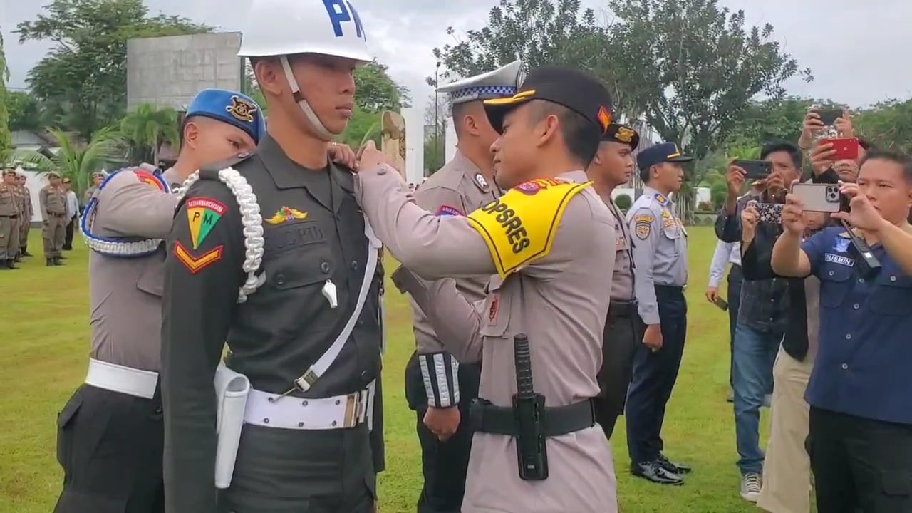 <p>Apel gelar pasukan Operasi Ketupat 2025 di halaman Pemda Kotim, Kamis (20/3/2025).</p>
