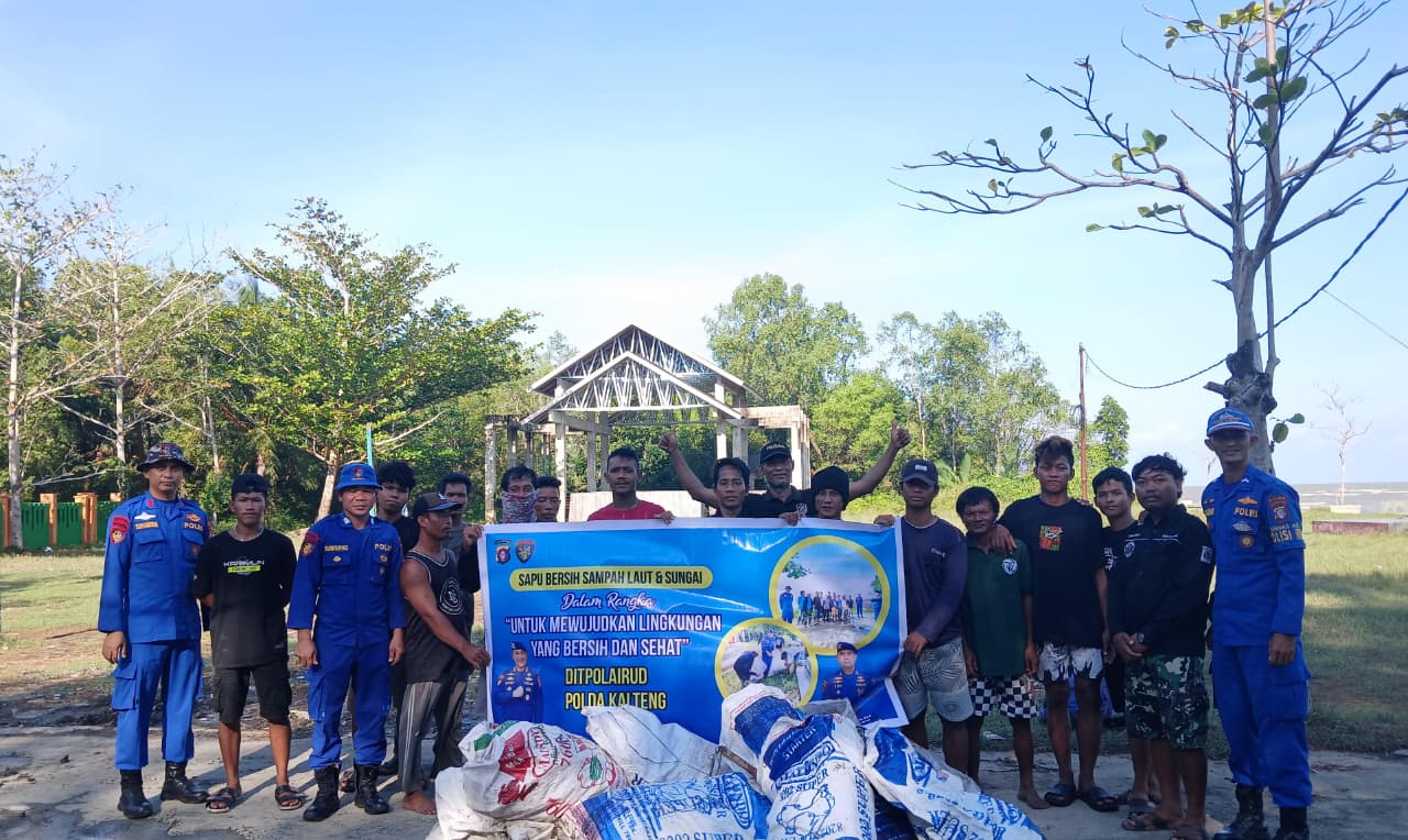 Ditpolairud dan Warga Kuala Jelai Gotong Royong Jaga Pantai