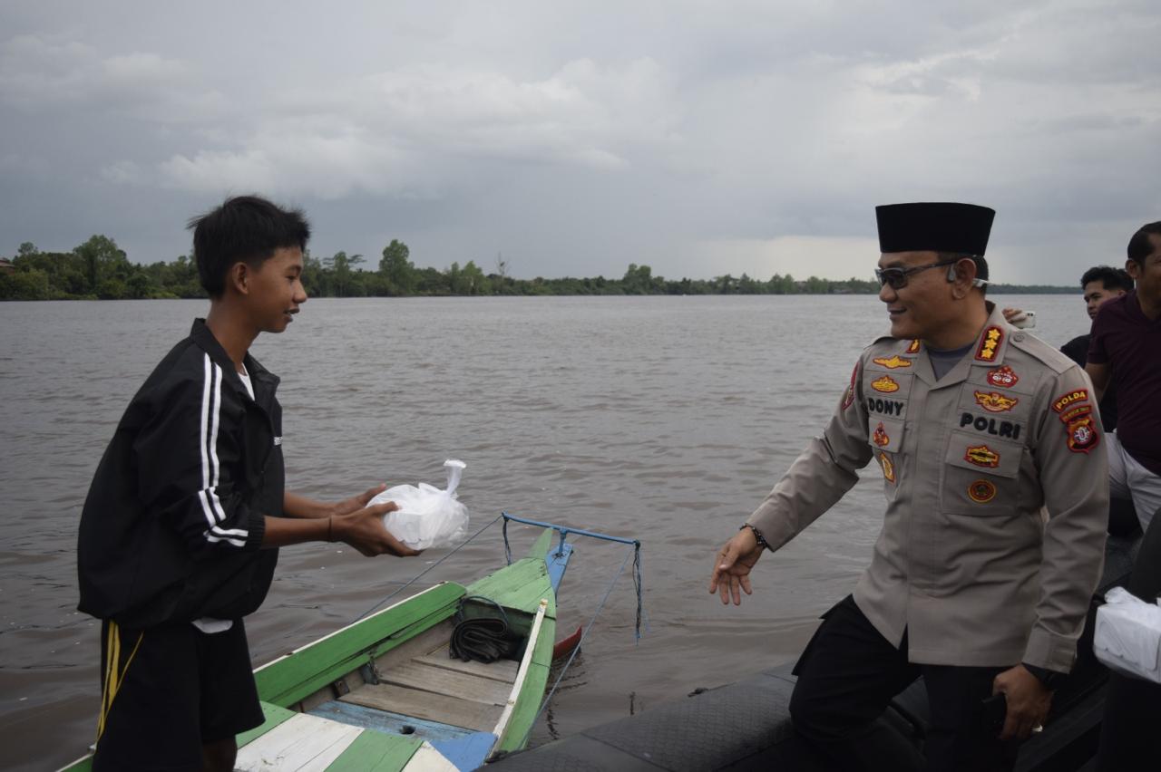 <p>Terlihat Dirpolairud Kombes Pol. Dony Eka Putra saat membagikan takjil kepada masyarakat di sekitar sungai mentaya Sampit.</p>