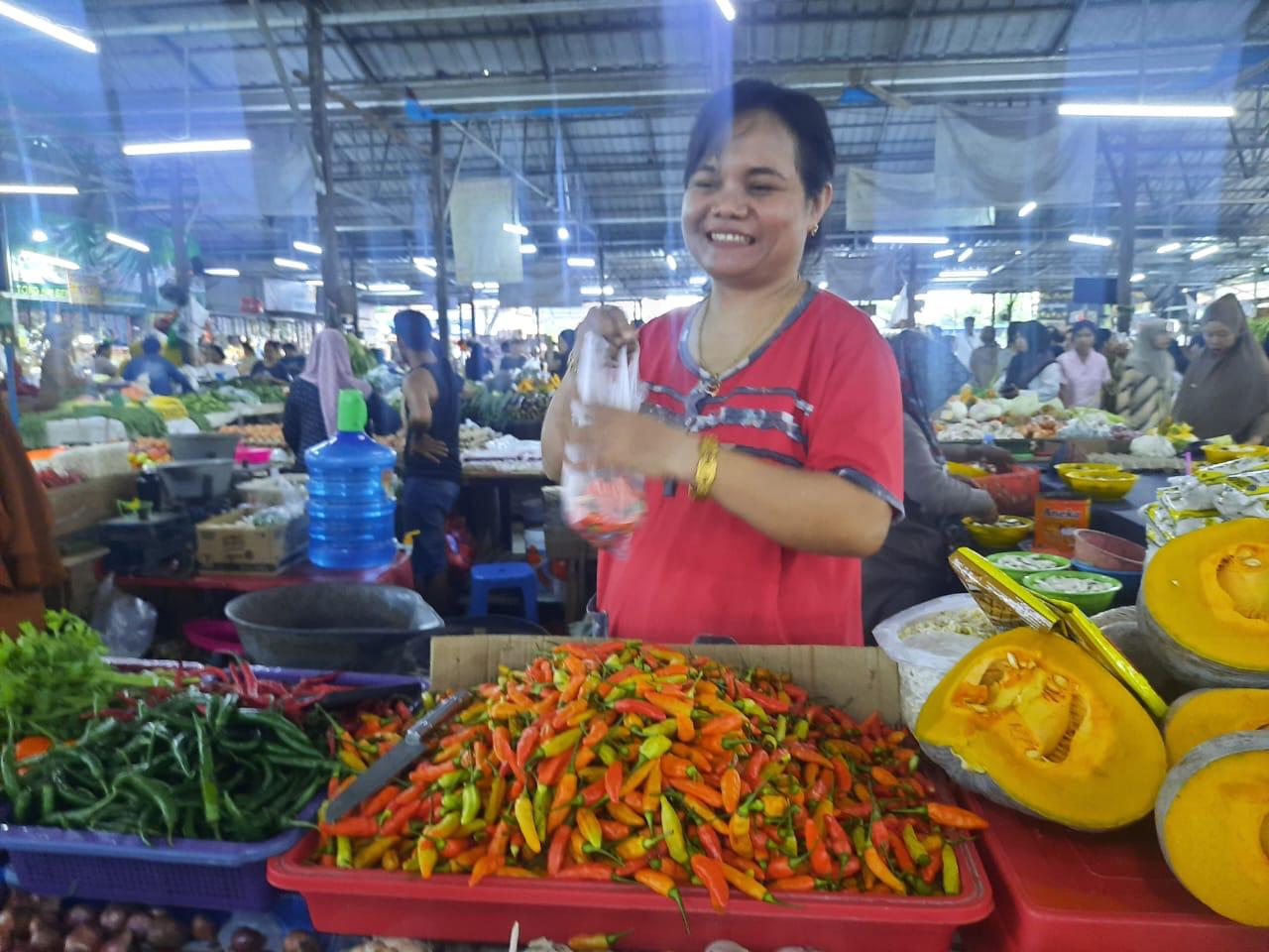 <p>Pedagang Pasar Al Kamal, Yuni Rahmawati. </p>