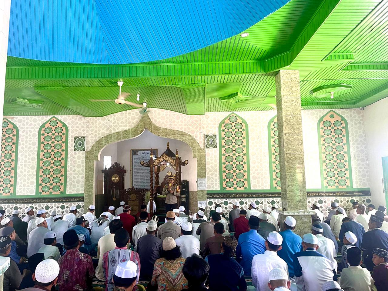 <p>Foto: Kapolsek Mentaya Hulu, Ipda Nor Ikhsan, S.Sos., saat melaksanakan kegiatan safari sholat jumat di Masjid Jami Al-Mahsum. Jumat (13/6/2025)</p>