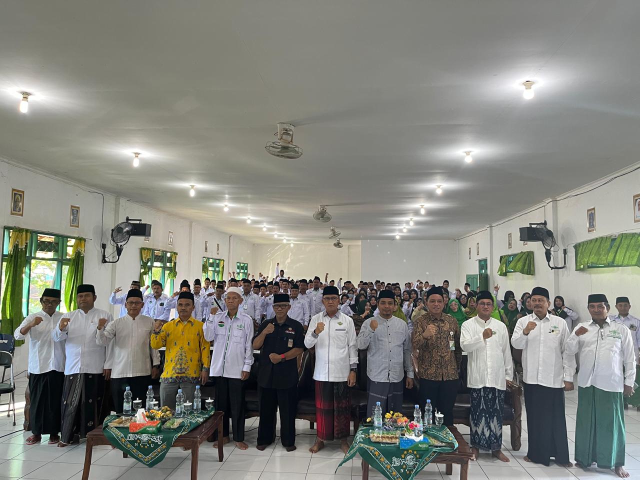 <p>Peserta kaderisasi PCNU saat berfoto bersama sejumlah pejabat dan petinggi NU. (Foto: Ist) </p>