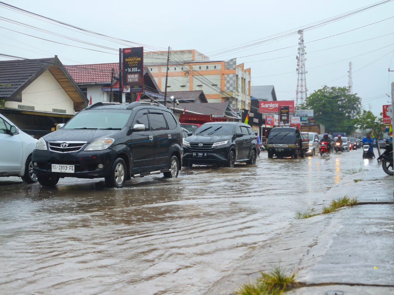 <p>Situasi banjir di salah satu ruas jalan di Kota Sampit, beberapa waktu lalu. (Dok: Apri) </p>