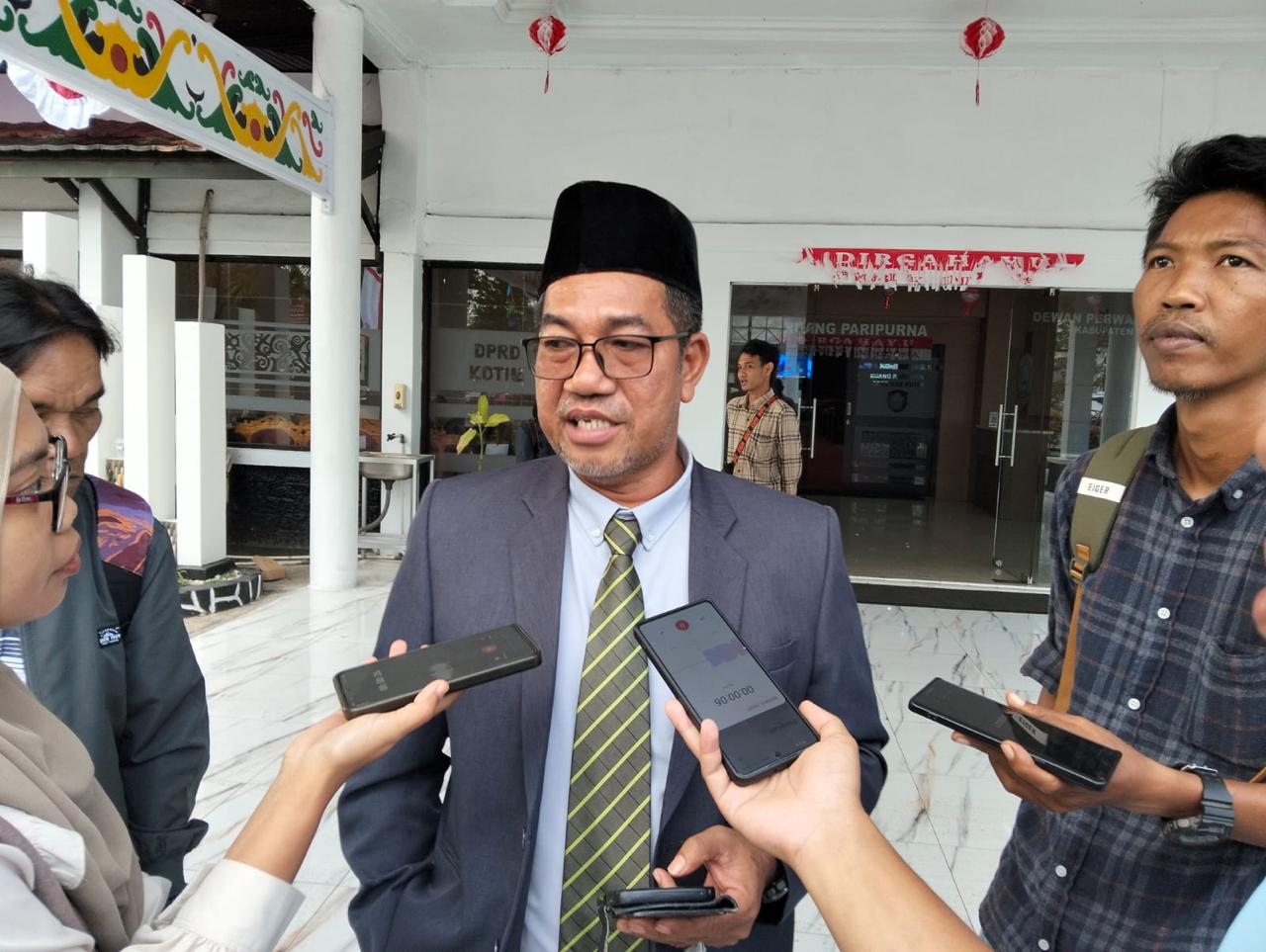 <p>Kepala Bapenda Kotim, Ramadansyah saat diwawancarai. (Foto: Apri) </p>
