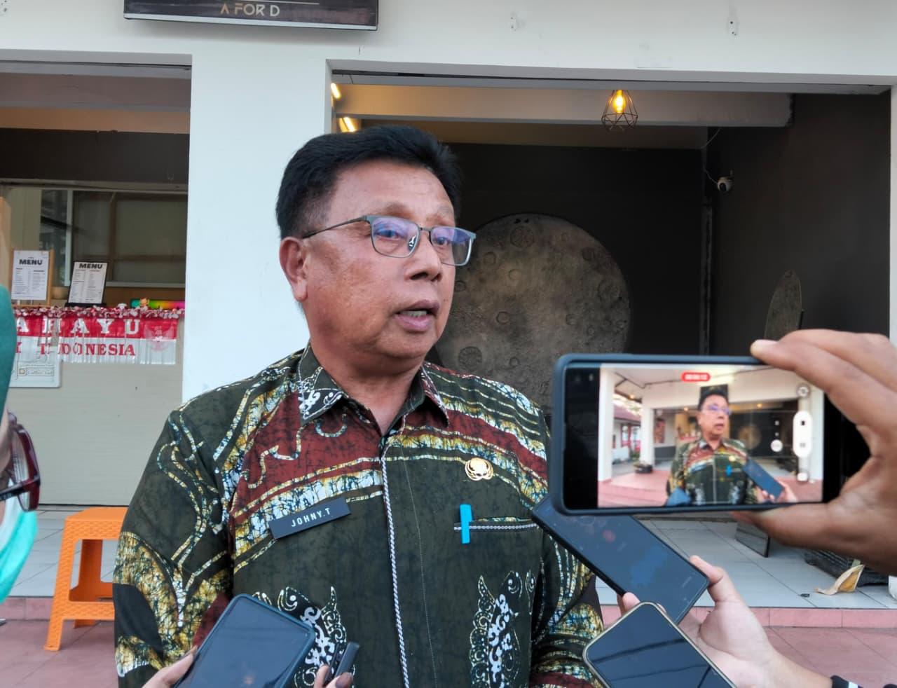 <p>Plt Kepala Dinas Koperasi, Usaha Mikro Kecil, Perindustrian dan Perdagangan Kotim, Johny Tangkere saat diwawancarai. (Foto: Apri) </p>