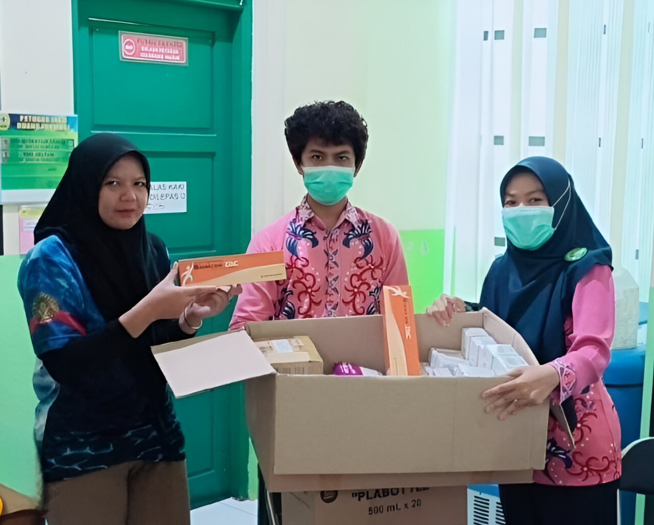 <p>Petugas Puskesmas Ketapang I saat menyalurkan bantuan obat-obatan kepada petugas kesehatan Lapas, Sabtu (9/8/2025). (Foto: Lapas) </p>