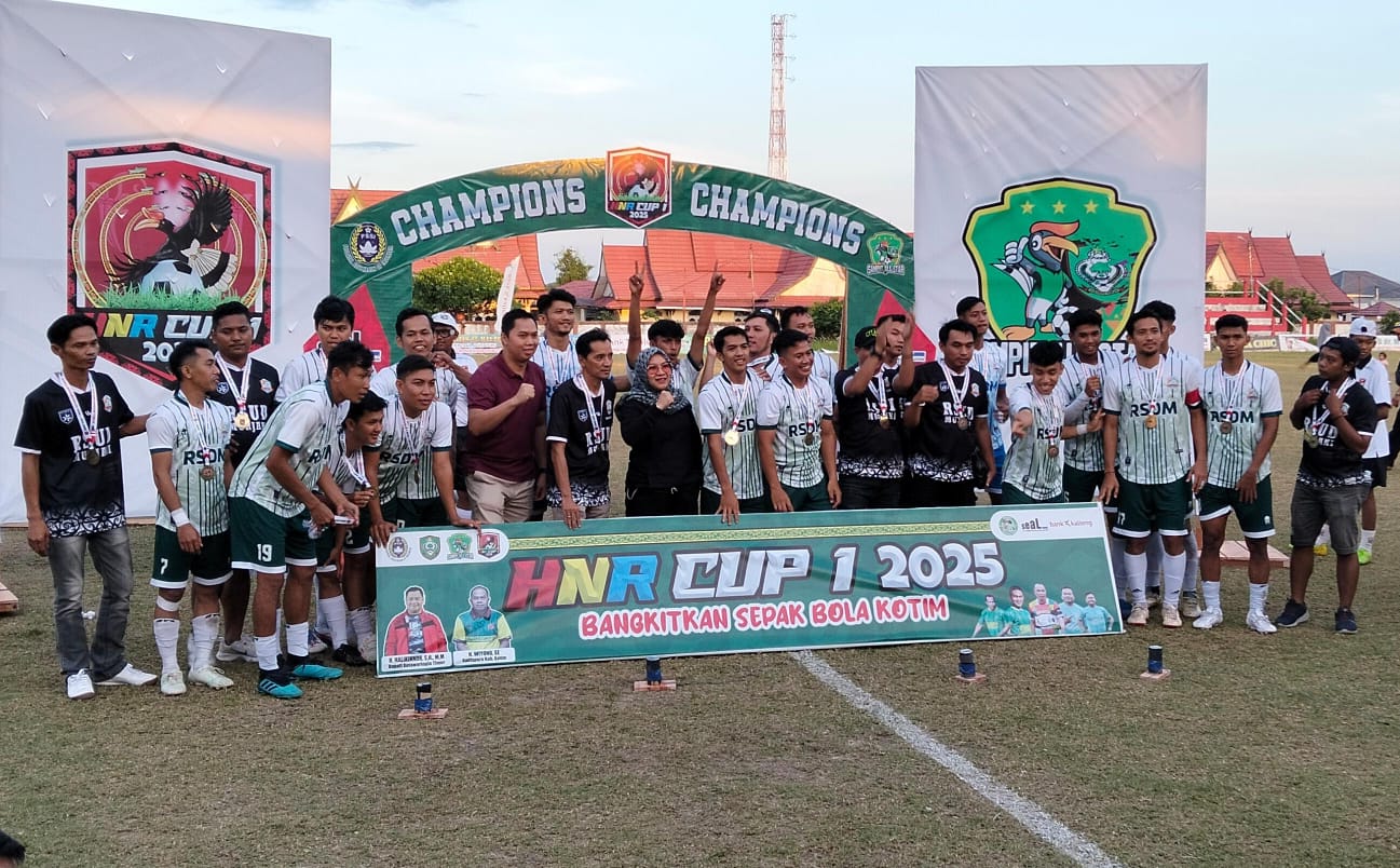 <p>Pemain RSDM FC A merayakan kemenangan usai menjuarai HNR Cup I di Stadion 29 November Sampit, pada Sabtu (19/7/2025). (Foto: Apri) </p>