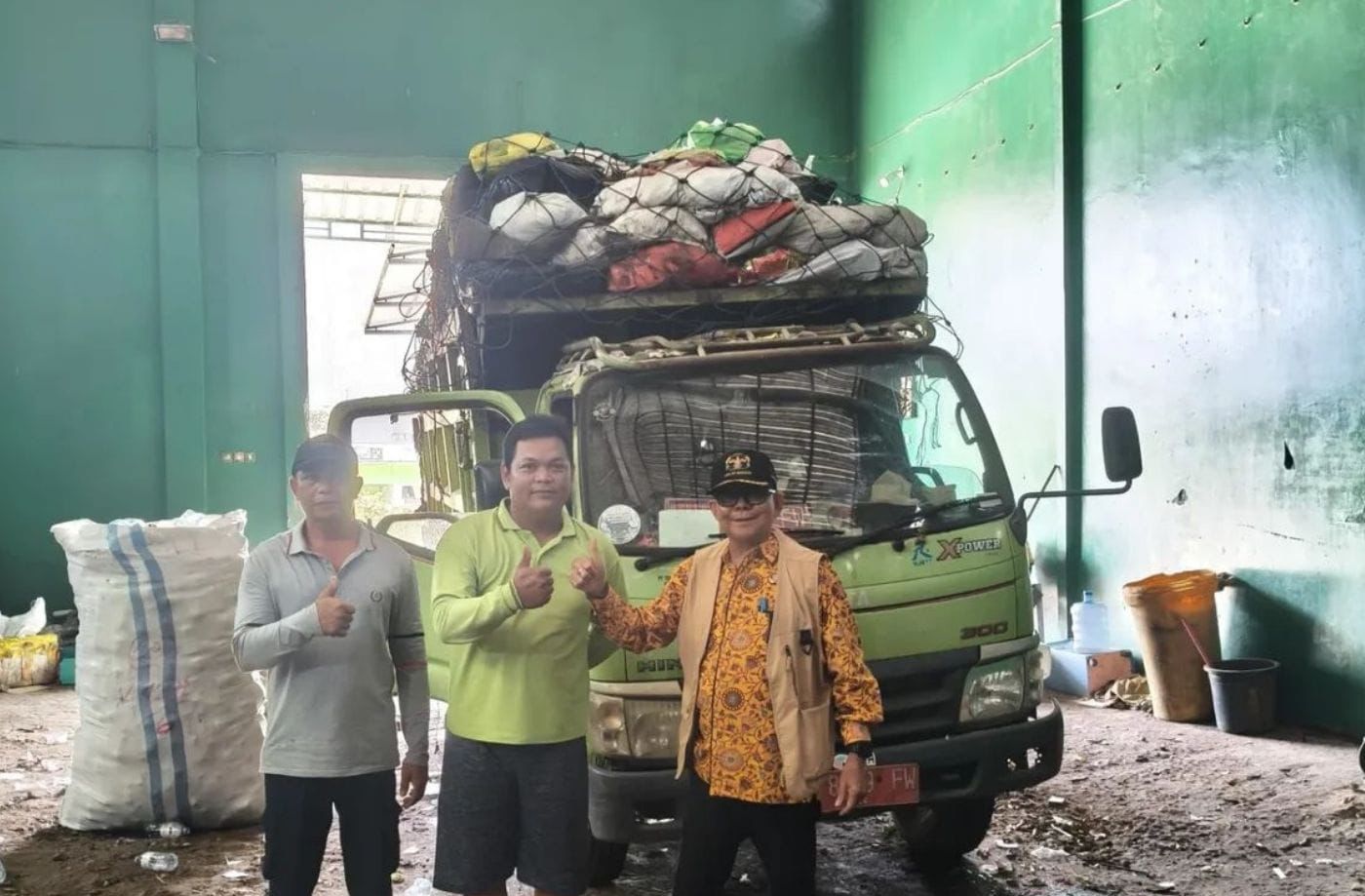 <p>Kepala DLH Kotim saat meninjau salah satu depo sampah di Kota Sampit, Senin (28/7/2025). (Foto: Ist) </p>