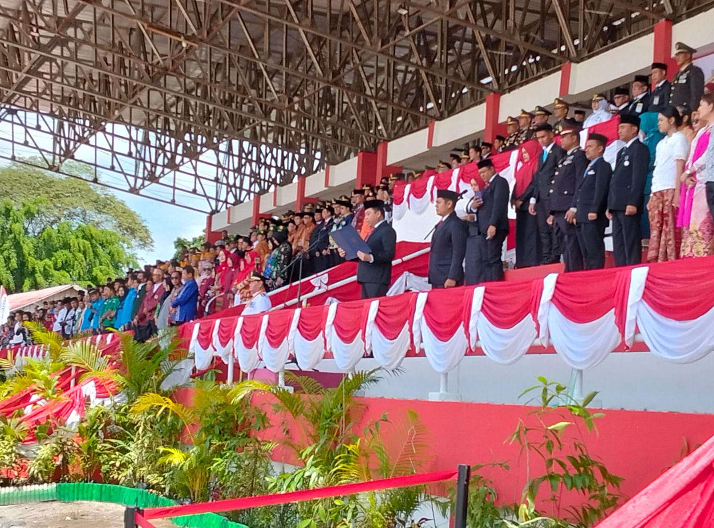 <p>Ketua DPRD Kotim Rimbun saat membacakan teks Proklamasi di Upacara HUT ke-80 RI, di Stadion 29 November, Minggu (17/8/2025). (Foto: Apri) </p>

