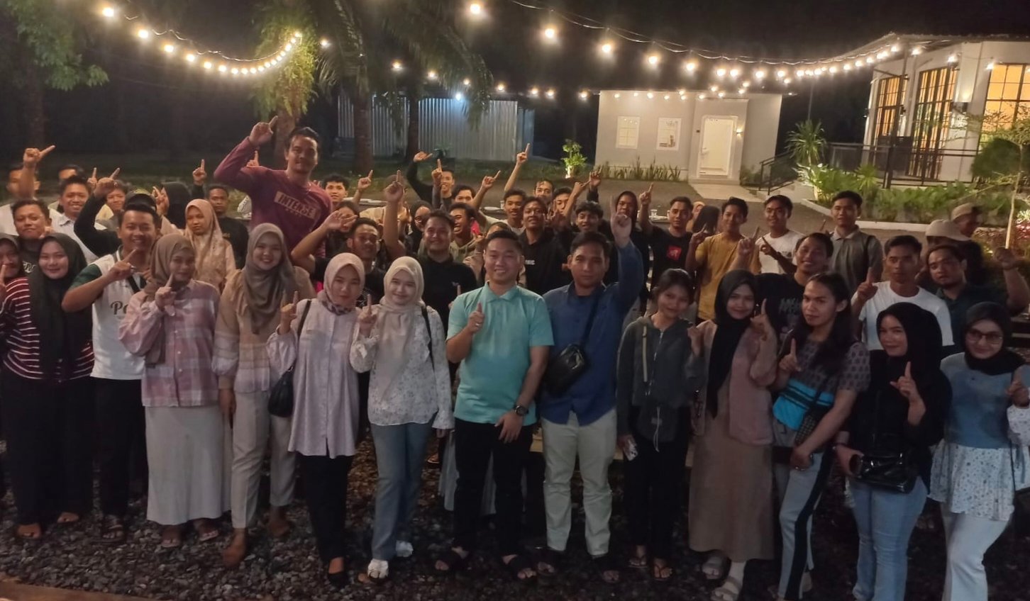 <p>Ketua Tim Pemenangan Pasangan Calon Bupati dan Wakil Bupati Kotim HARATI, Angga Aditya Nugraha, bersama para pemuda Kecamatan Kotabesi. </p>