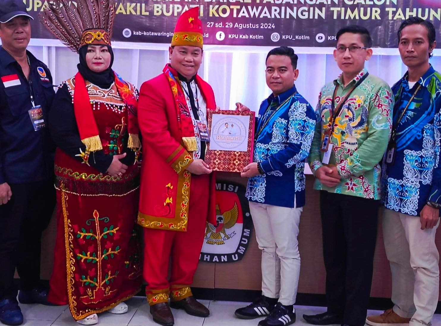 <p>Pasangan Harati saat menyerahkan berkas pendaftaran untuk persyaratan sebagai calon Bupati dan Wakil Bupati Kotim kepada Ketua KPU Kotim, Muhammad Rifqi dan jajaran, Kamis (29/8). </p>
