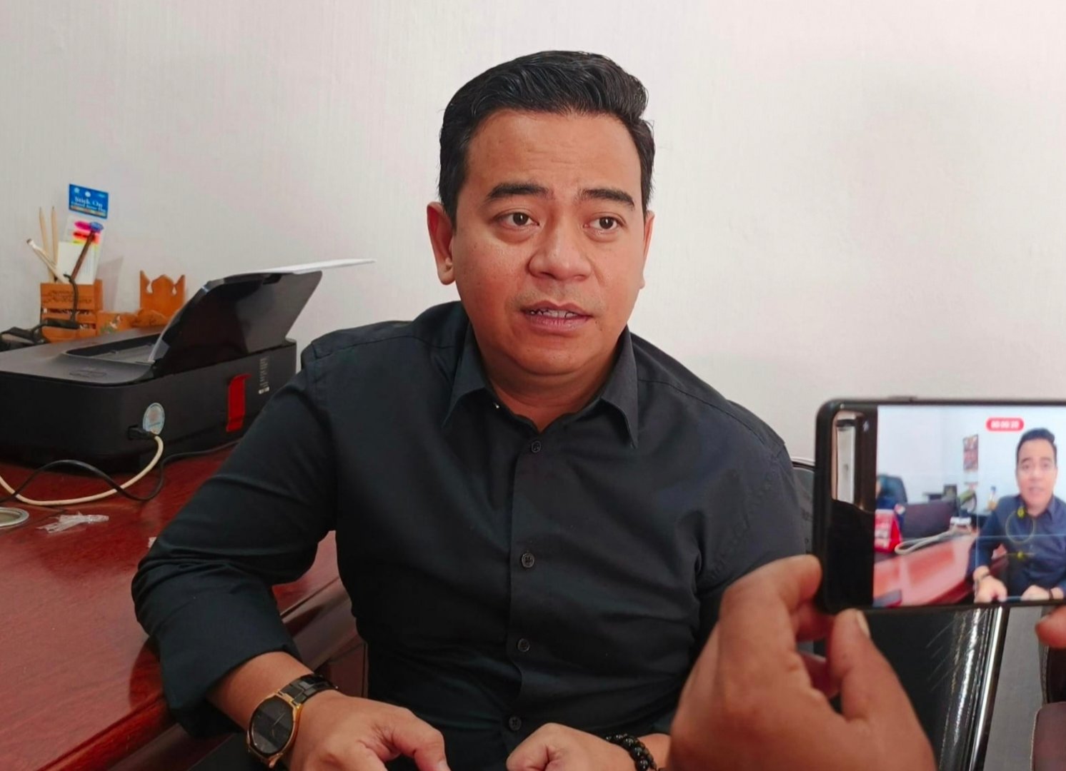 <p>Ketua KPU Kotim, Muhammad Rifqi saat diwawancarai awak media</p>