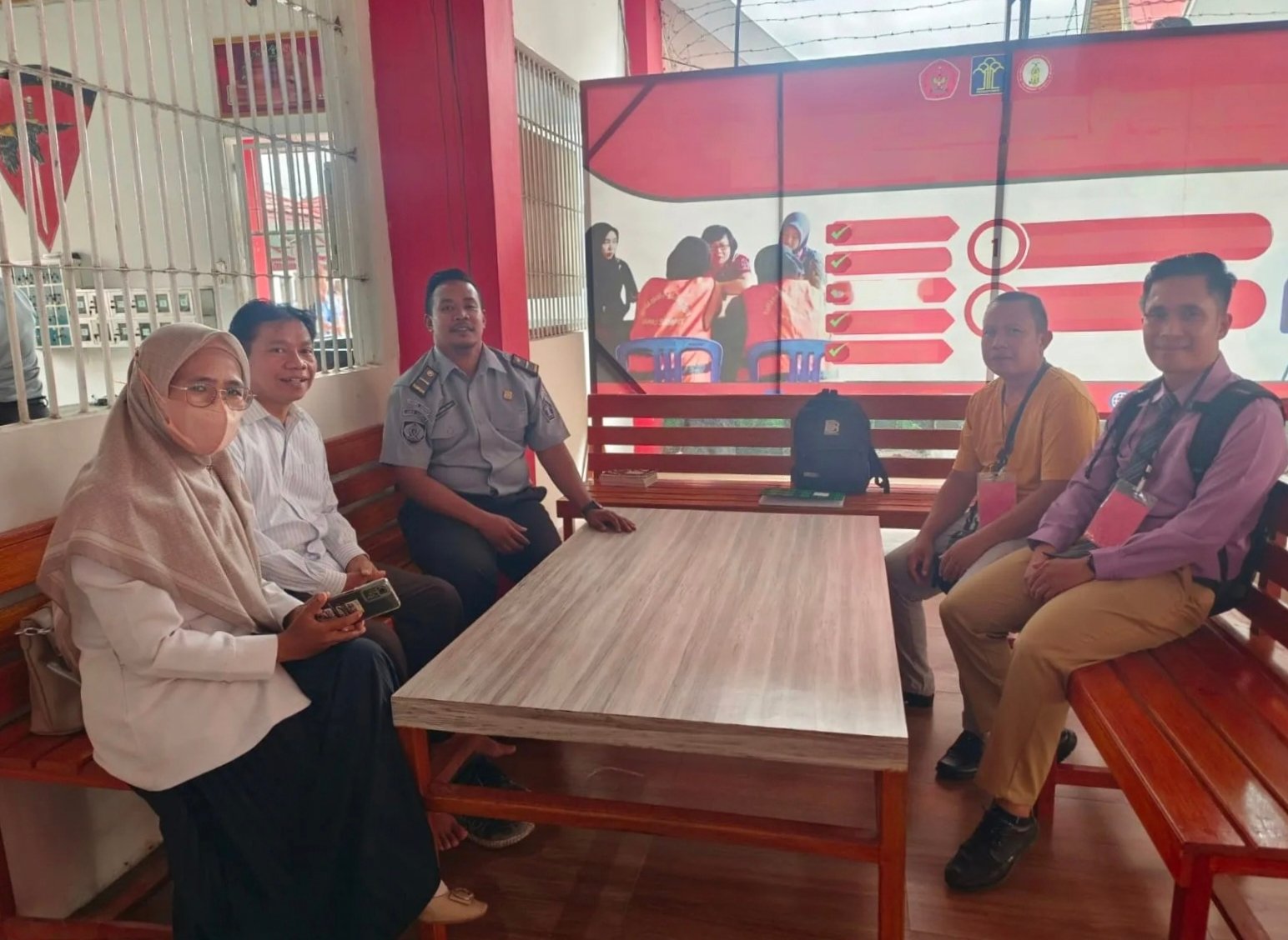 <p>Tim dari PPS kelurahan Sawahan saat melakukan kunjungan ke Lapas Sampit, pada Senin (7/10). </p>