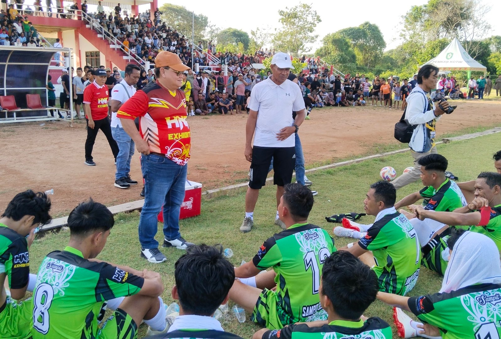 <p>Bupati Kotim, Halikinnor saat memberikan semangat terhadap pemain Sampit selection diwaktu istirahat babak pertama. Minggu (4/8).</p>
