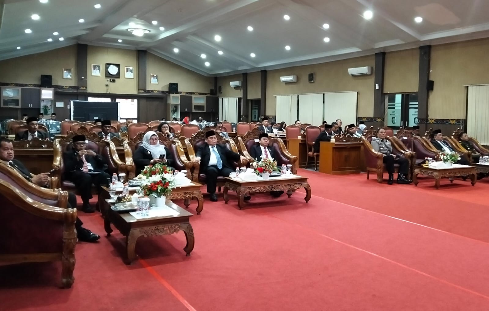 <p>Bupati Kotim Halikinnor, Wakil Bupati Irawati dan Ketua DPRD Rimbun saat mendengarkan pidato Presiden RI, di Ruang Rapat Paripurna DPRD Kotim, Jumat (15/8/2025). (Foto: Apri) </p>