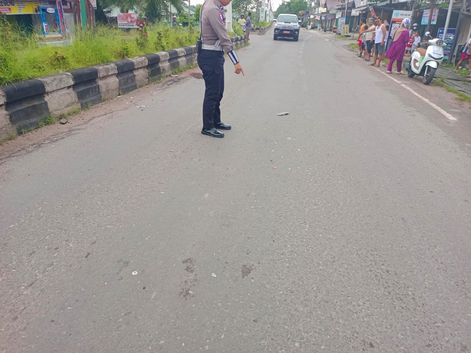 <p>Anggota Satlantas Polres Kotim sedang melakukan olah TKP kejadian kecelakaan yang menewaskan sukarelawan bernama Hari atau dikenal pak Ogah usai ditabrak pengendara motor. Minggu (1/6/2025) pagi. </p>