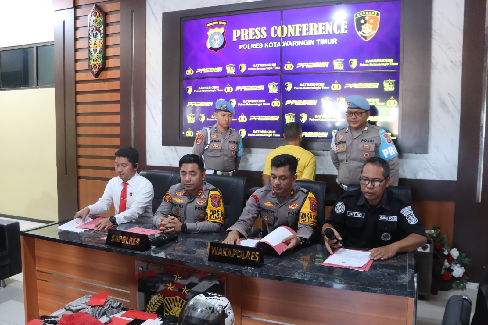 <p>Konferensi pers pengungkapan tindak pidana pencurian dan kekerasan (Jambret) di Mapolres Kotim. Rabu, (18/12/2014).</p>
