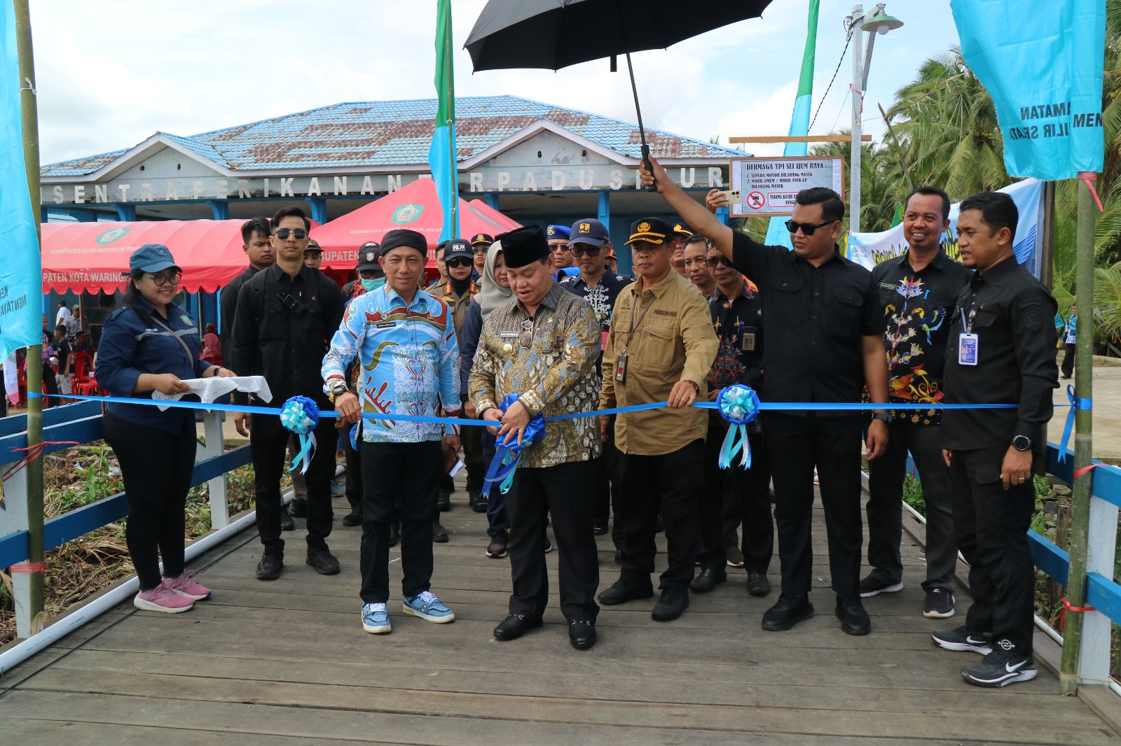 <p>Bupati Kotim, H Halikinnor saat meresmikan Dermaga Palingkau ditandai dengan pemotongan pita, Kamis (16/1/2025). </p>