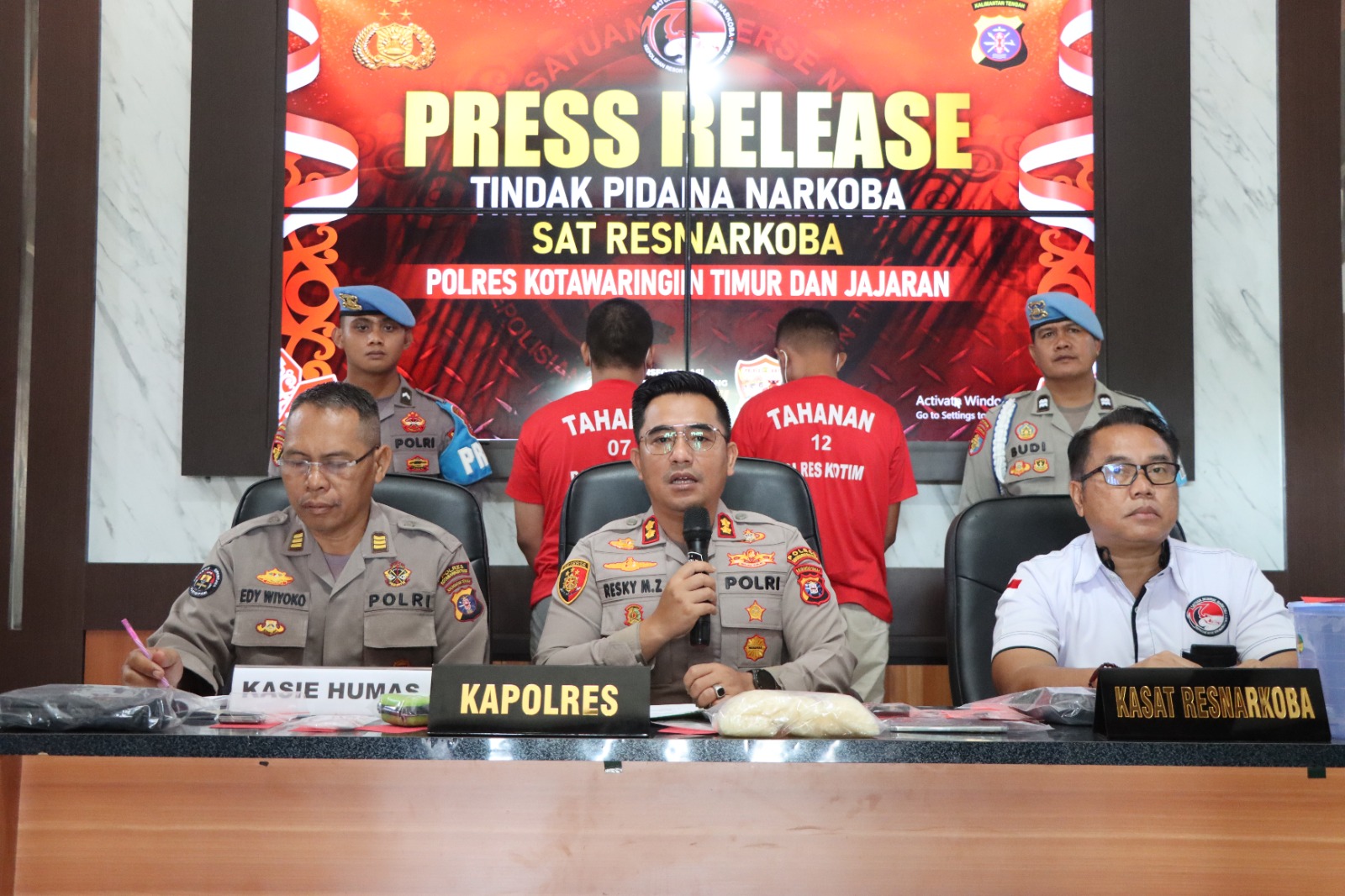 <p>Dua orang pelaku peredaran narkotika yang berhasil diringkus Polisi, satunya merupakan residivis dan Perangkat desa. </p>