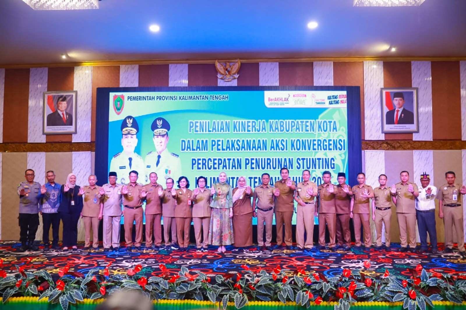 <p>Wabup Kotim, Irawati saat foto bersama dalam Penilaian Kinerja Kabupaten/Kota dalam Pelaksanaan Aksi Konvergensi Percepatan Penurunan Stunting Provinsi Kaltent Tahun 2025, di Hotel Aurilla Palangka Raya, Senin (30/6/2025).</p>